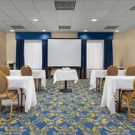Hampton Inn Syracuse Clay Liverpool Bagian luar foto