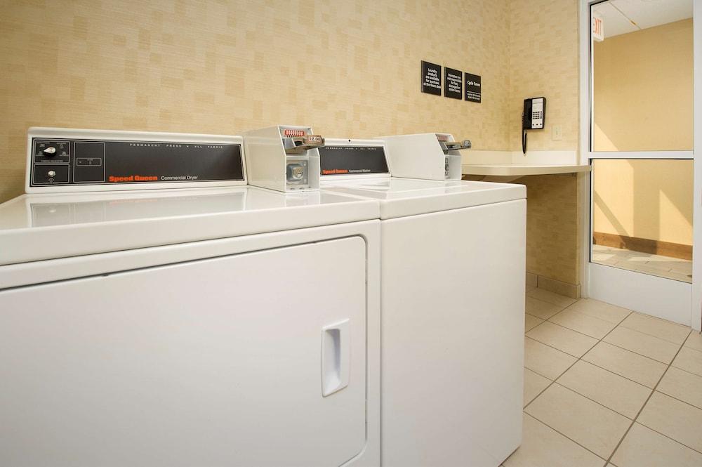 Hampton Inn Syracuse Clay Liverpool Bagian luar foto