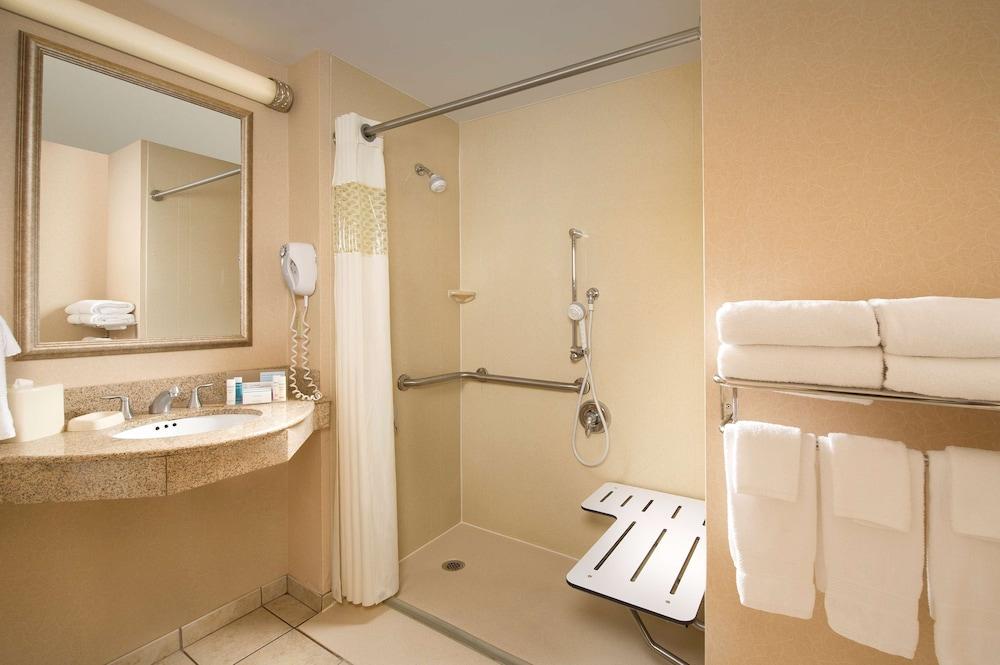 Hampton Inn Syracuse Clay Liverpool Bagian luar foto