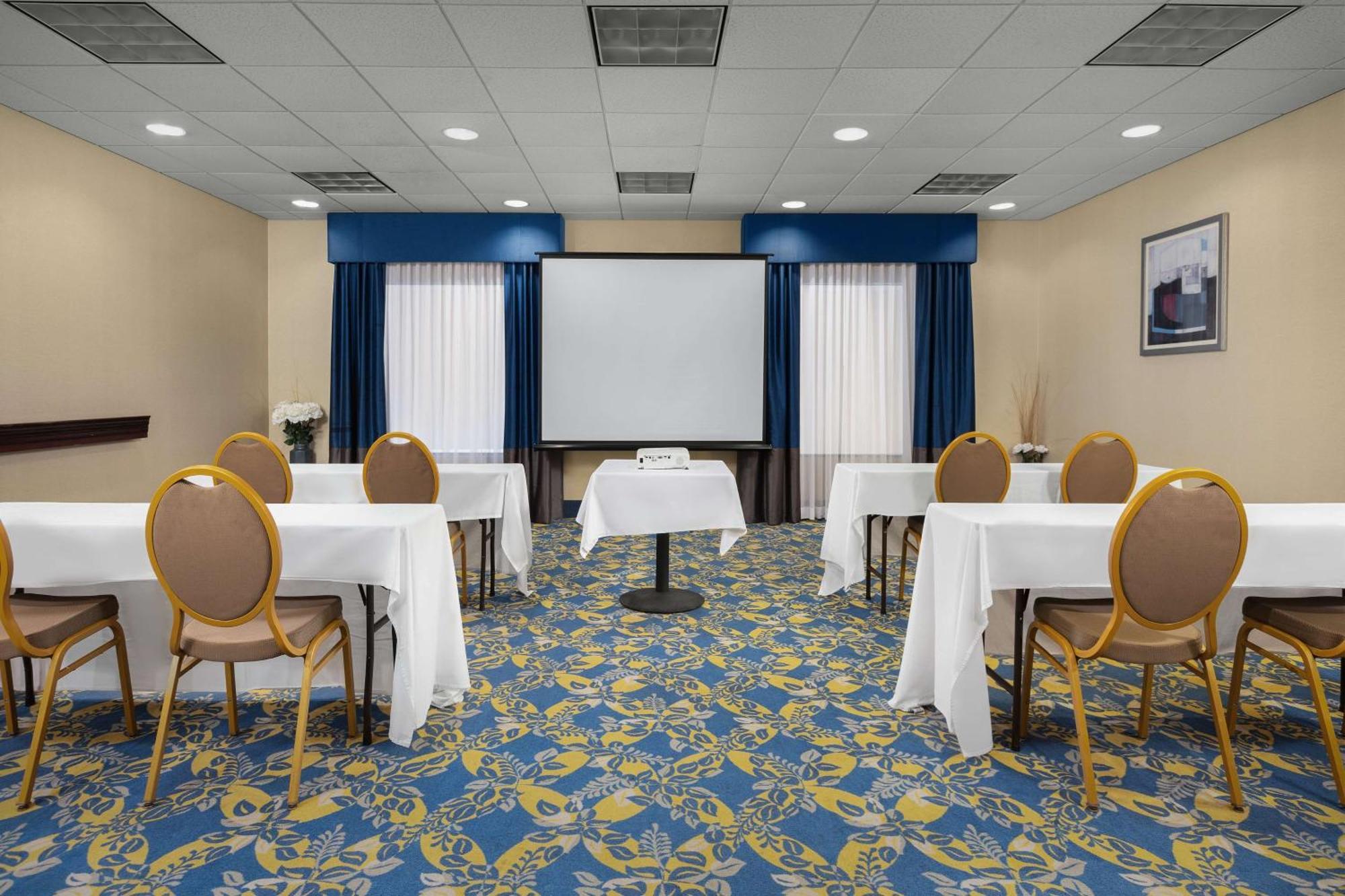 Hampton Inn Syracuse Clay Liverpool Bagian luar foto