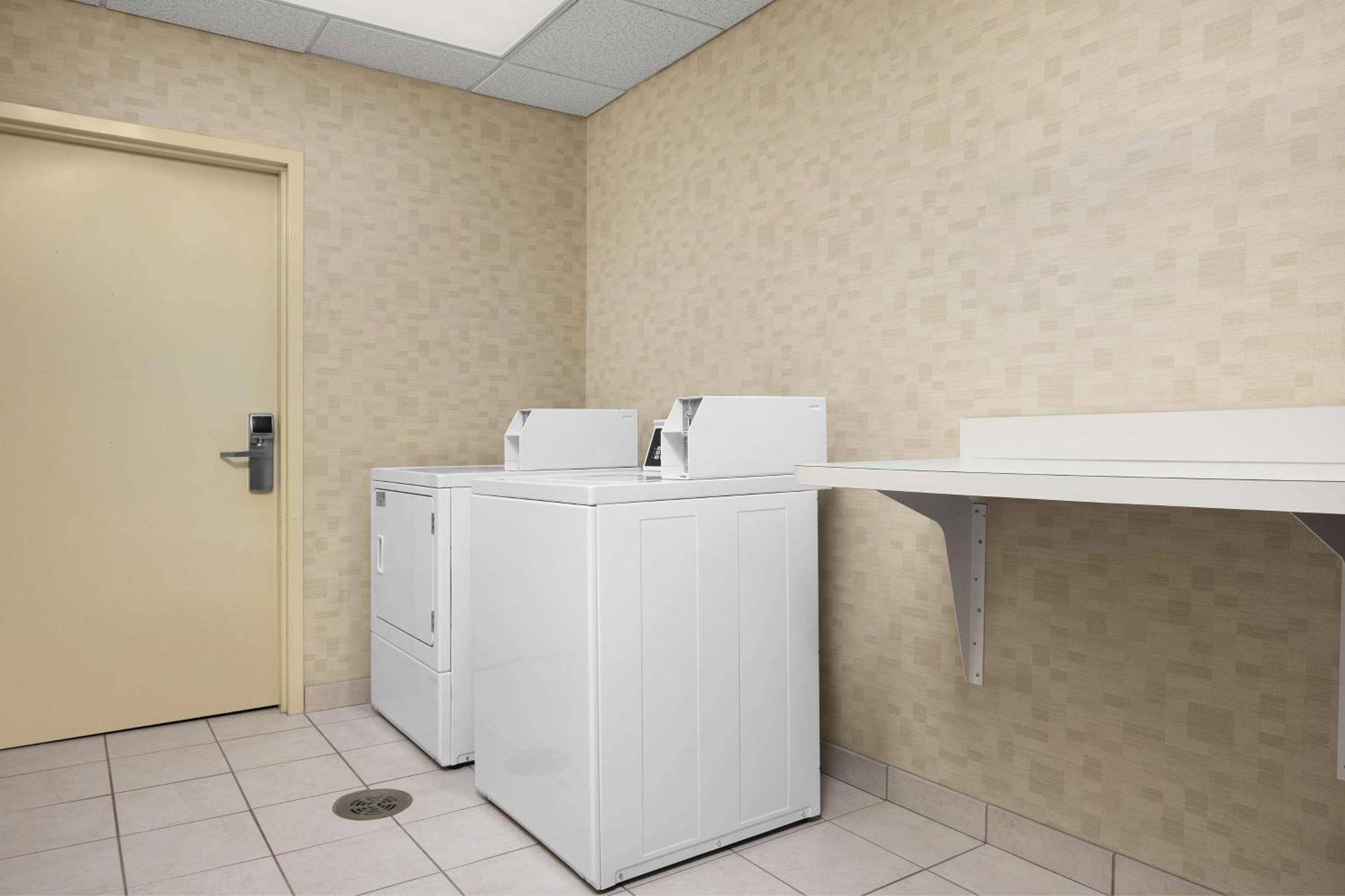 Hampton Inn Syracuse Clay Liverpool Bagian luar foto