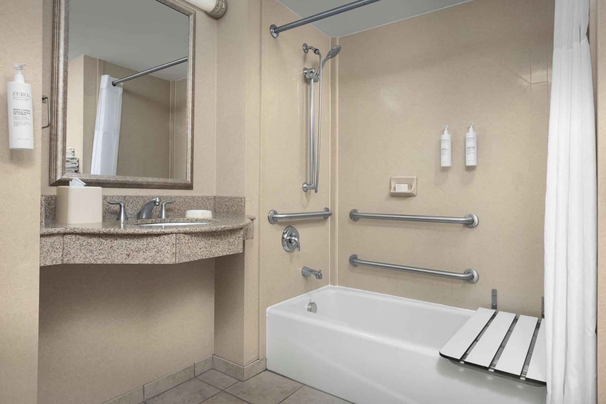 Hampton Inn Syracuse Clay Liverpool Bagian luar foto