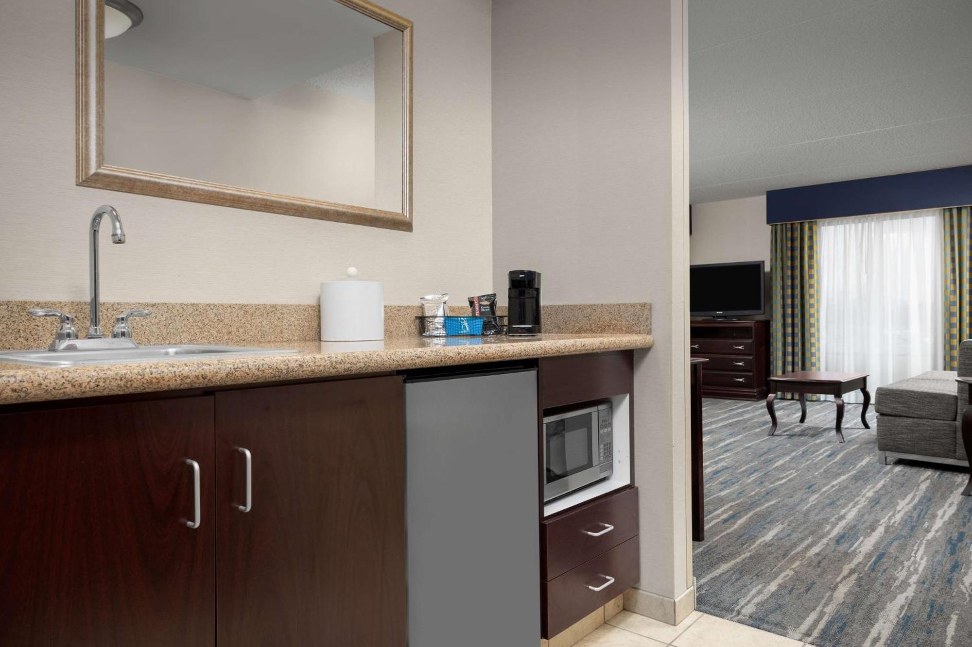 Hampton Inn Syracuse Clay Liverpool Bagian luar foto
