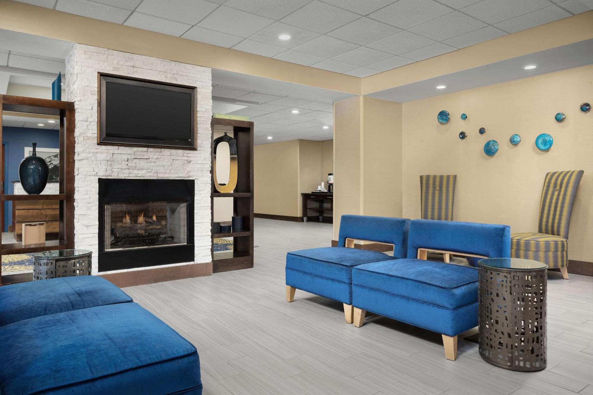Hampton Inn Syracuse Clay Liverpool Bagian luar foto